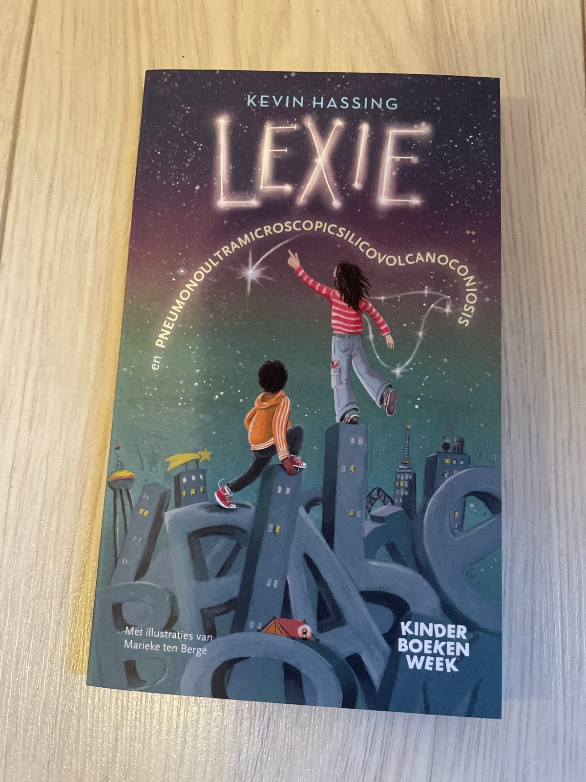 Lexie en Pneumonoultramicroscopicsilicovolcanoconiosis, Ophalen of Verzenden, Zo goed als nieuw, Fictie