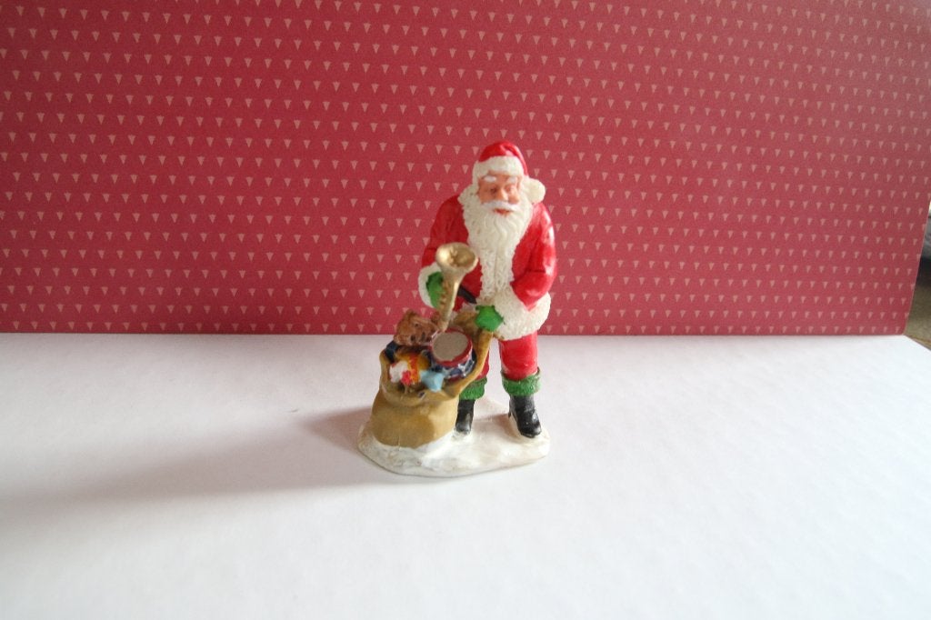 Kerstman met kadootje voor een kerstdorp, Ophalen of Verzenden, Gebruikt