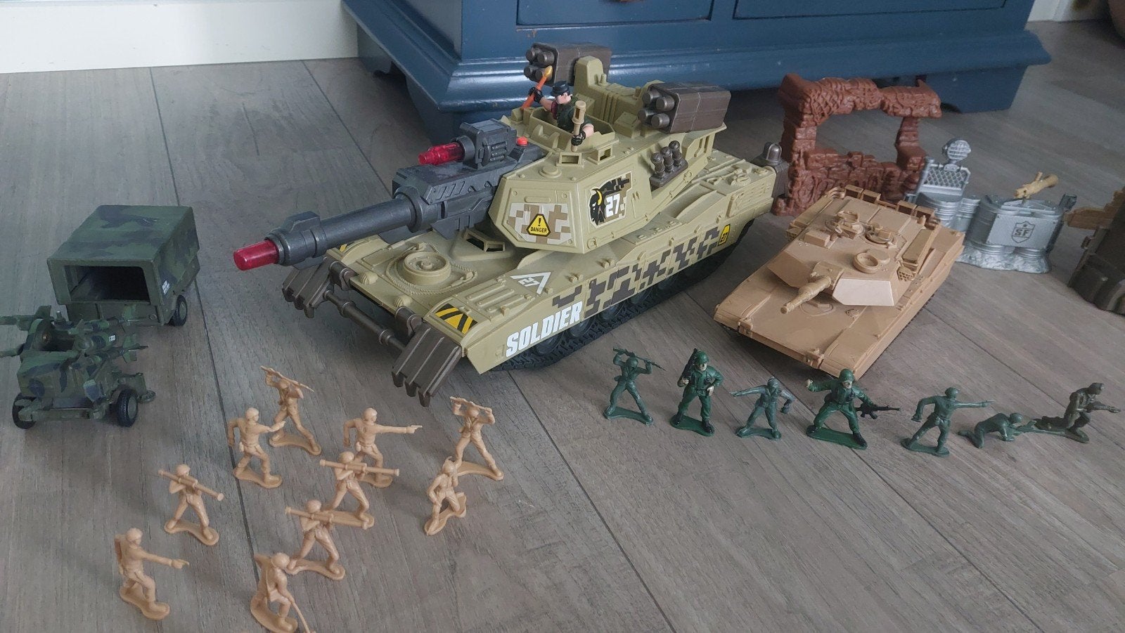 Grote set legerspeelgoed met tanks en soldaten, Ophalen of Verzenden, Gebruikt