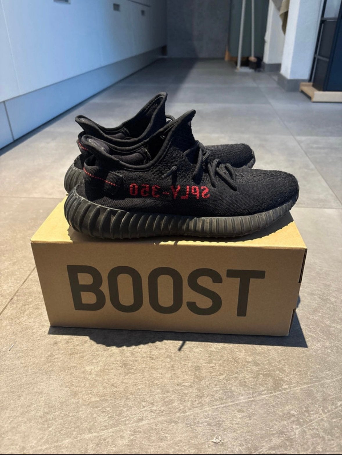 Yeezy boost 350 (Zwart Rood), Kleding | Heren, Ophalen of Verzenden, Zo goed als nieuw, Zwart