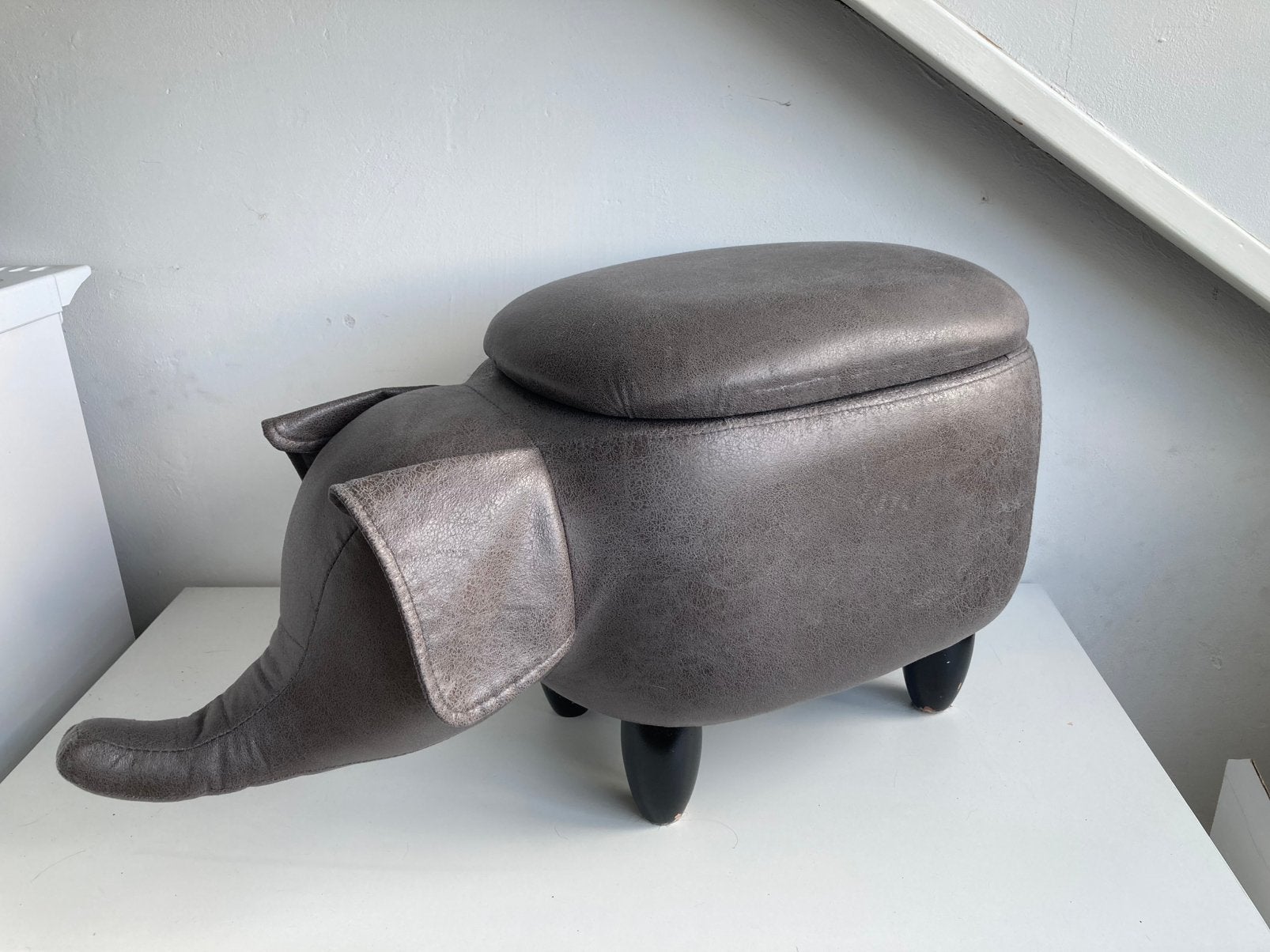 Olifant poef met bergruimte, Huis en Inrichting, Ophalen, Zo goed als nieuw, Rond, Minder dan 50 cm