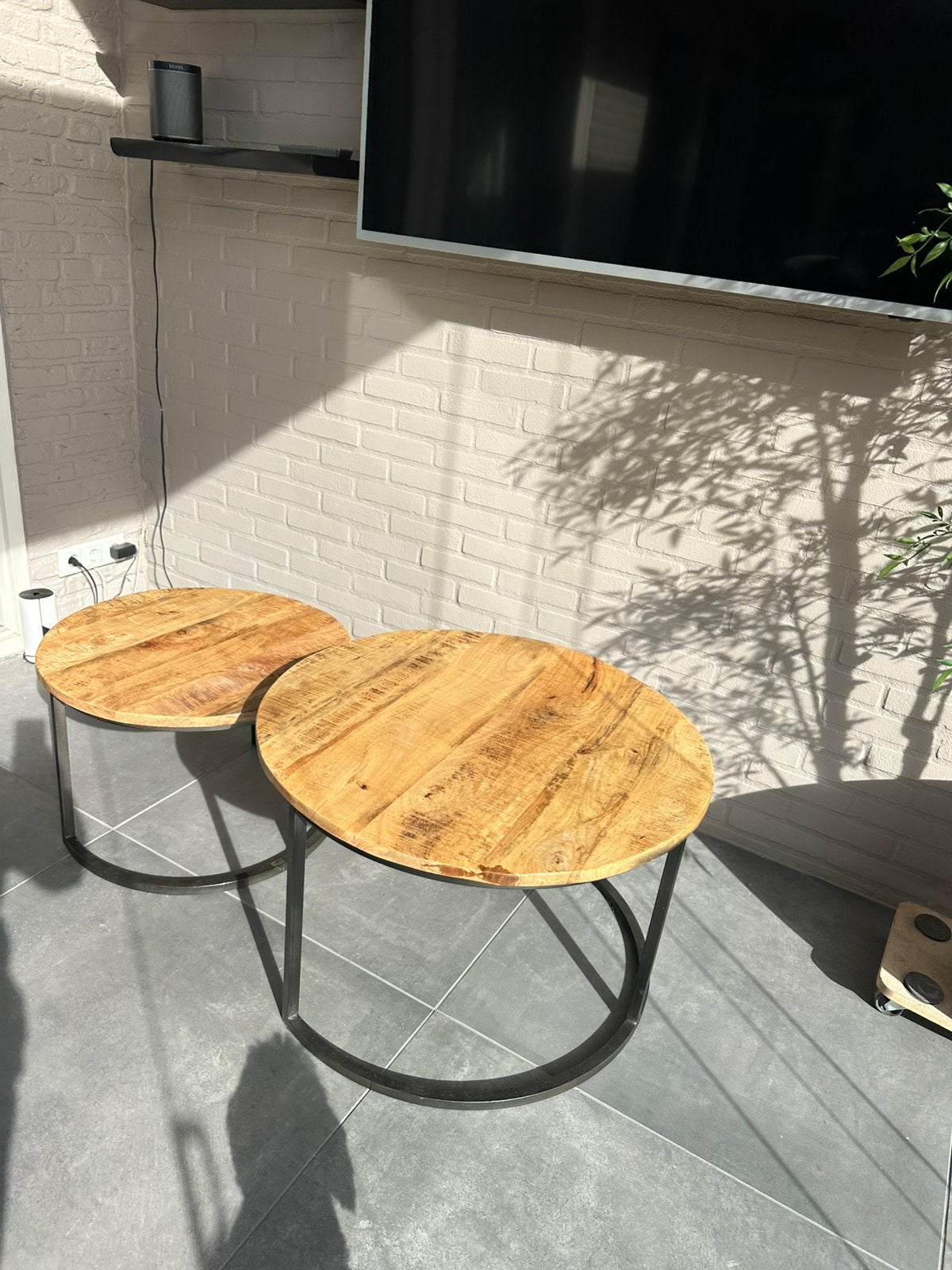 set van 2 mango houten salontafels, Ophalen, Zo goed als nieuw, Rond, 50 tot 100 cm