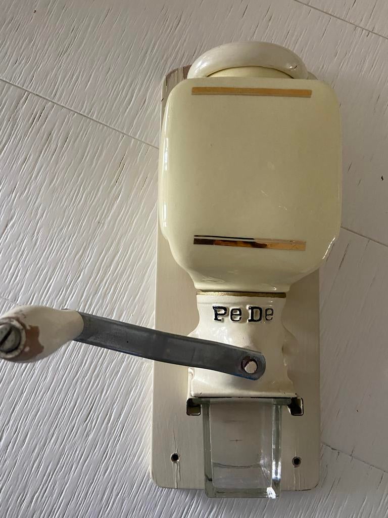 Vintage PeDe wandkoffiemolen - Crème, Antiek en Kunst, Antiek | Keukenbenodigdheden, Ophalen