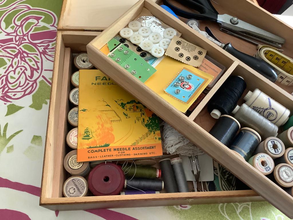 Vintage oude naaidoos/kist dubbellaag met veel inhoud, Ophalen of Verzenden, Gebruikt, Overige typen