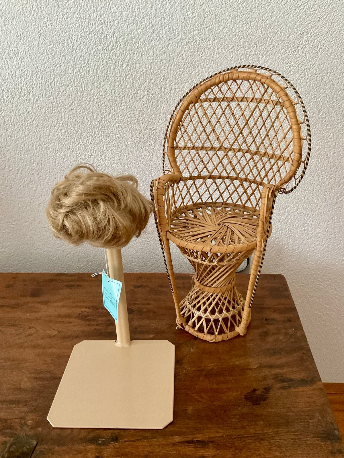 Poppenstoeltje, standaard en pruikje, Ophalen of Verzenden, Nieuw, Accessoires