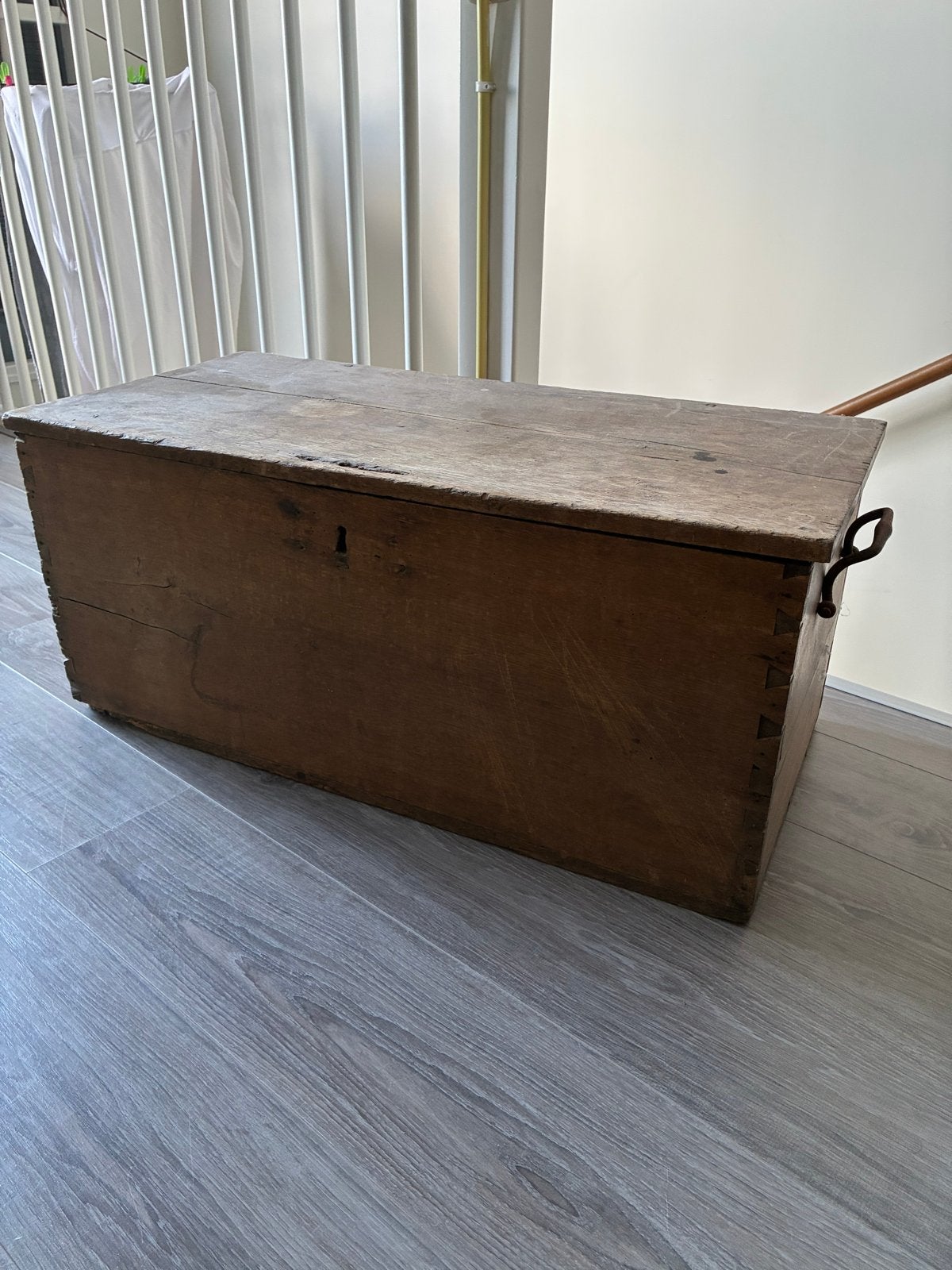 Antieke massief houten hutkoffer met geheim vak, Ophalen, Gebruikt, 50 tot 100 cm, 75 tot 100 cm