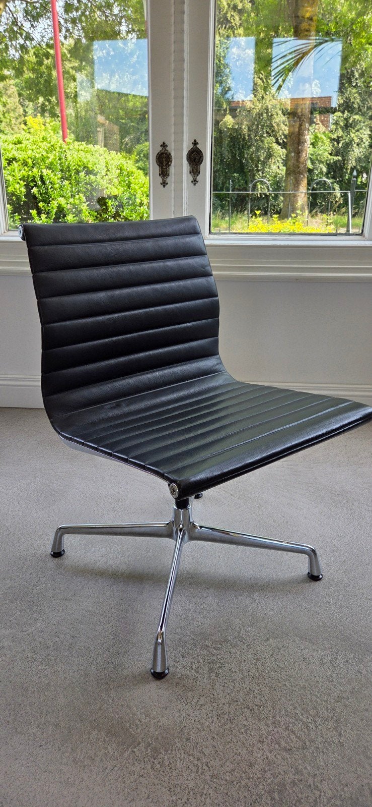 Vitra EA101 Designstoel Charles & Ray Eames Leer Topstaat, Ophalen, Zo goed als nieuw, 50 tot 75 cm, Leer