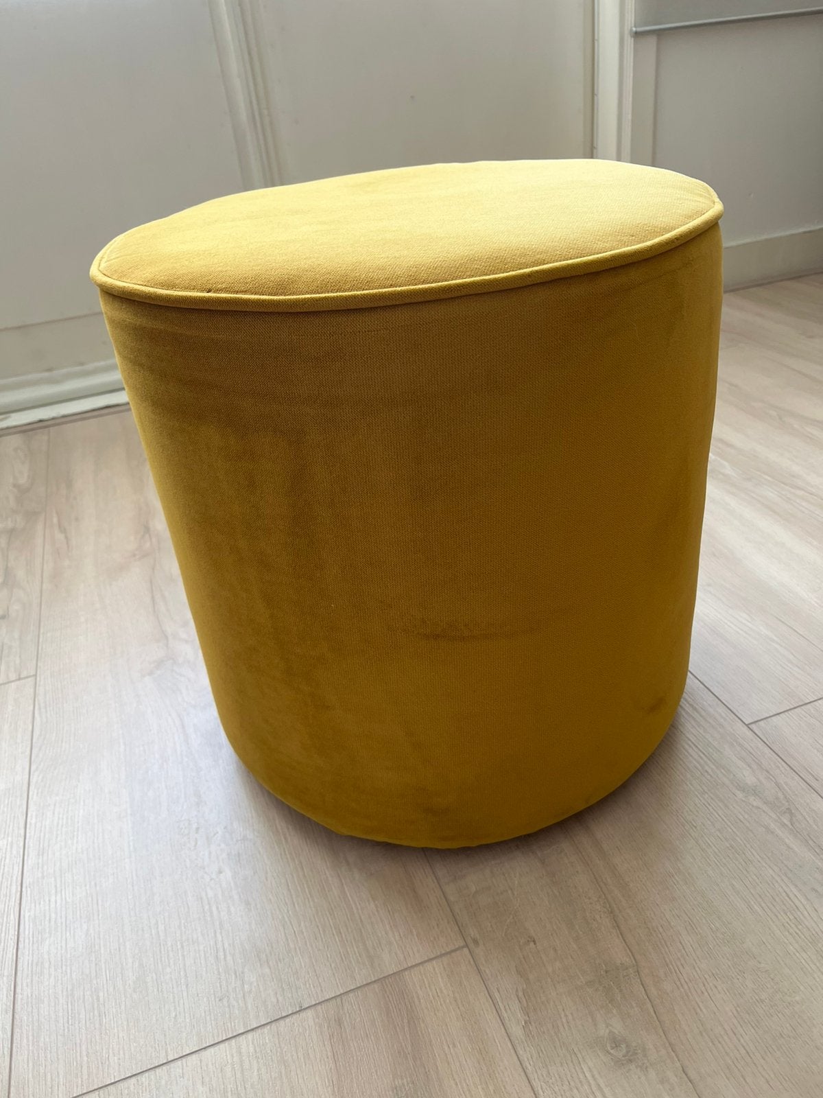 Woood poef okergeel fluweel, Huis en Inrichting, Banken | Voetenbanken en Poefen, Ophalen, Minder dan 50 cm, Rond, Minder dan 50 cm