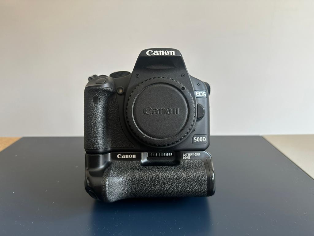 Canon EOS 500D + battery grip + extra battery + charger, Ophalen of Verzenden, Nieuw