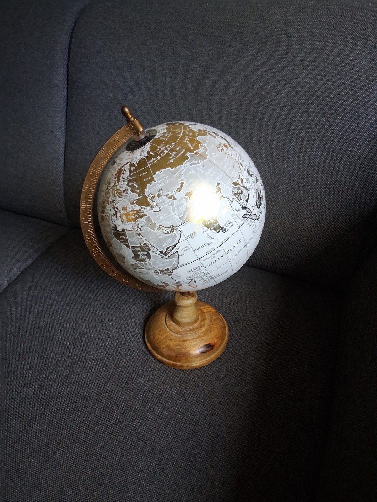 Decoratieve Wereldbol - Wit met Goudkleurige Details, Draaibaar, Ophalen of Verzenden, Zo goed als nieuw, Staatkundige wereldbol