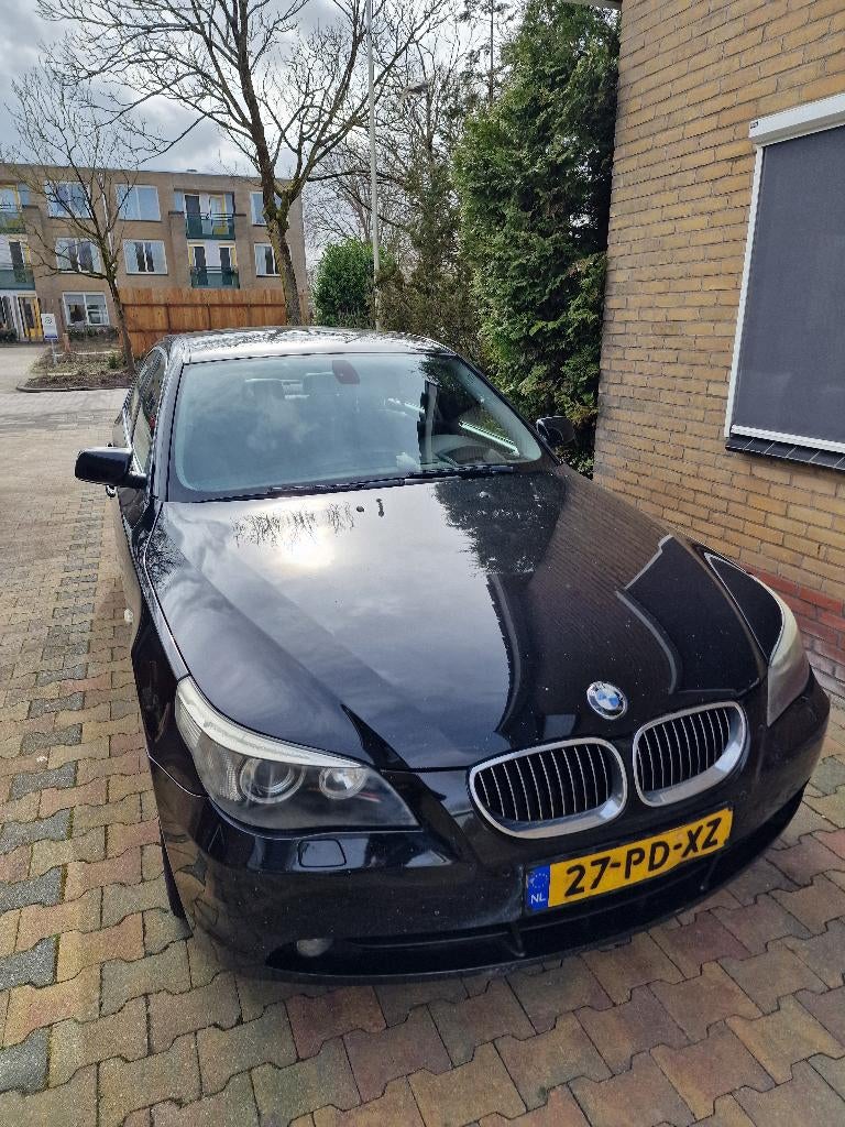 BMW 5-Serie 4.4 I 545 AUT 2004 Zwart, Automaat, Achterwielaandrijving, 1610 kg, 2000 kg