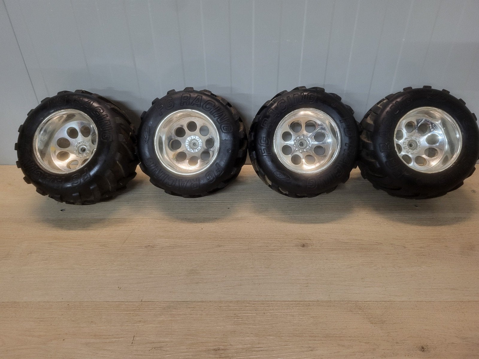 fg monstertruck wielen. M, Ophalen of Verzenden, Overige schalen, Benzine, Onderdeel