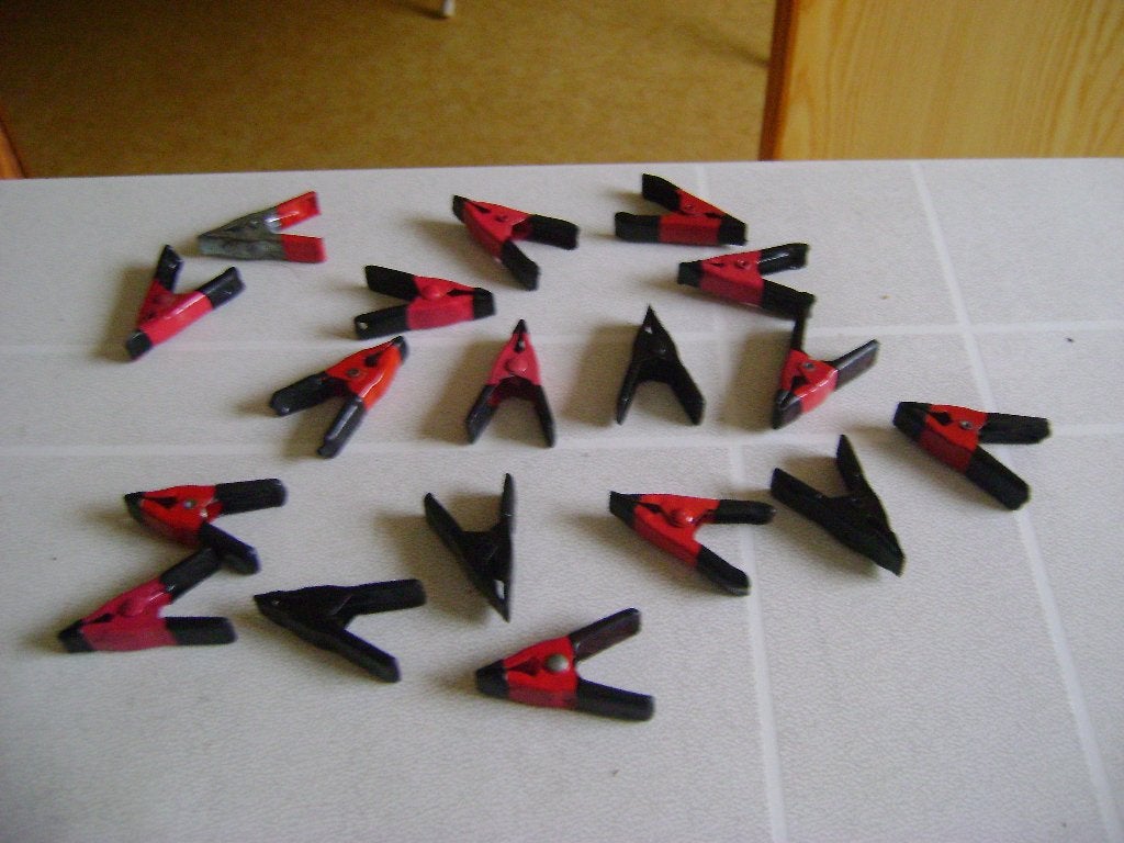 18 rood/zwart metalen klemmen van 5cm, Ophalen of Verzenden, Zo goed als nieuw, Overige metalen