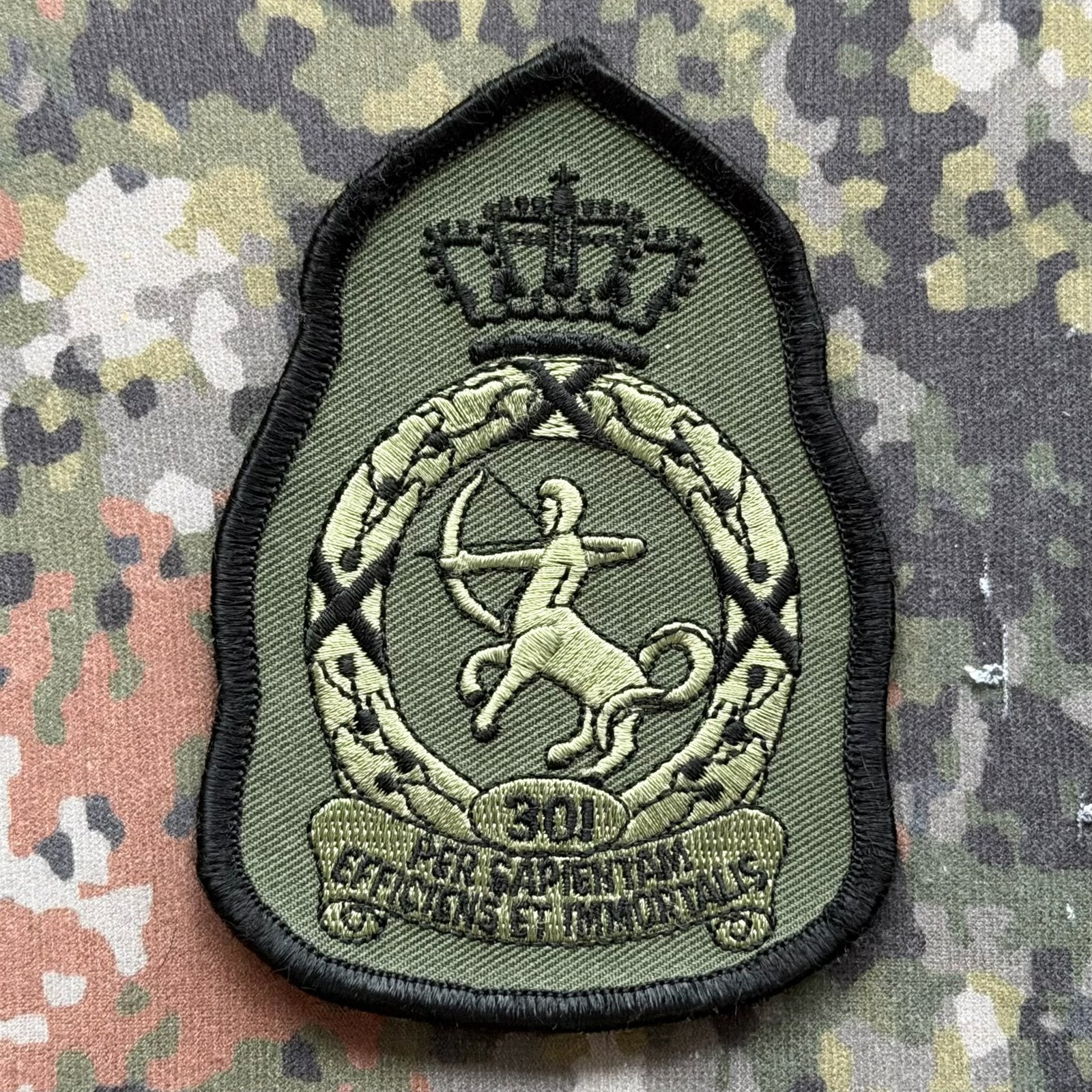 Patch Kroonembleem RNLAF 301 SQN, Verzamelen, Militaria | Algemeen, Ophalen of Verzenden, Luchtmacht, Nederland, Embleem of Badge