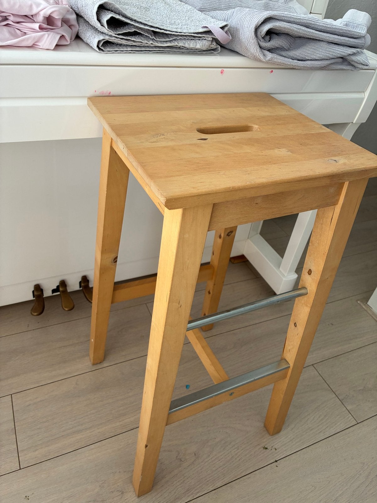 Hoge massief houten kruk, Ophalen, Gebruikt, Hout