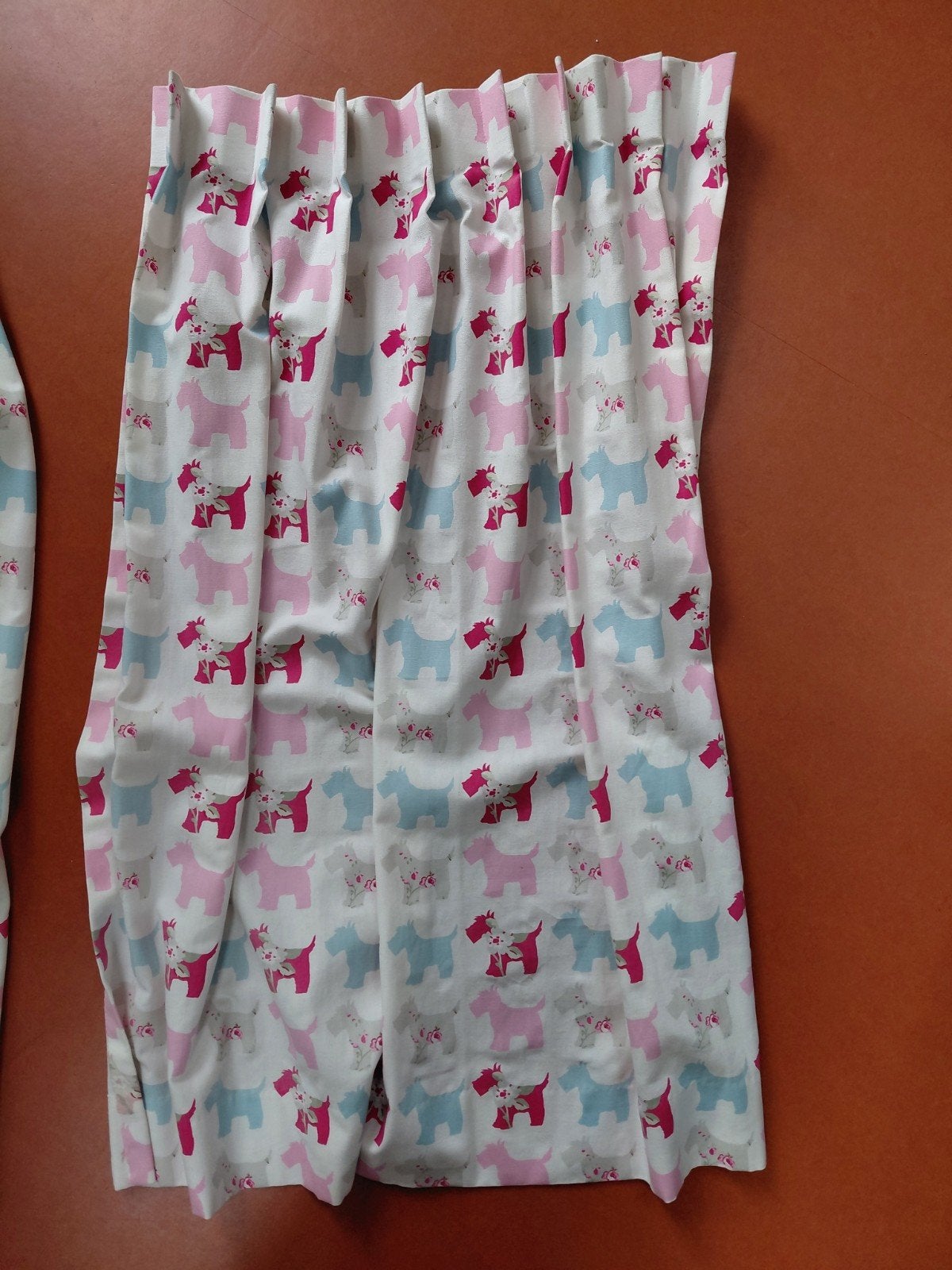 2 vrolijke gordijntjes voor baby- of kinderkamer, Ophalen, Gebruikt