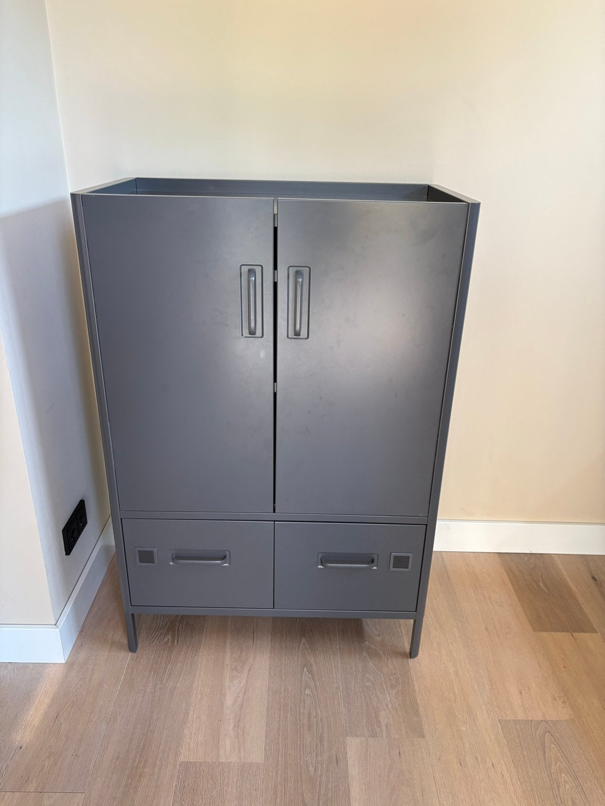 Donkergrijze metalen lockerkast van IKEA, Ophalen, Gebruikt