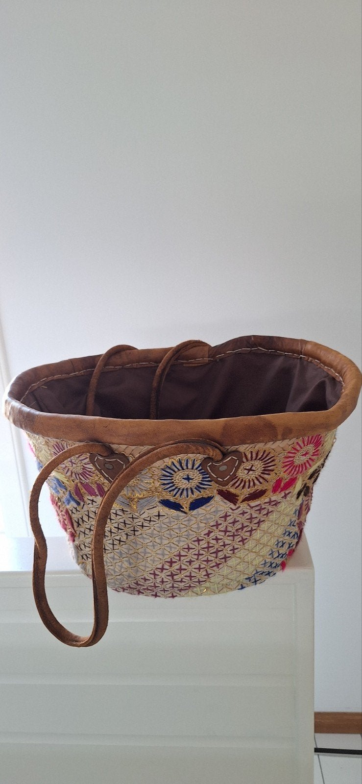 Mand uit Marocco handgemaakt met leer afgewerkt., Huis en Inrichting, Woonaccessoires | Schalen en Manden, Ophalen, Mand, Rond
