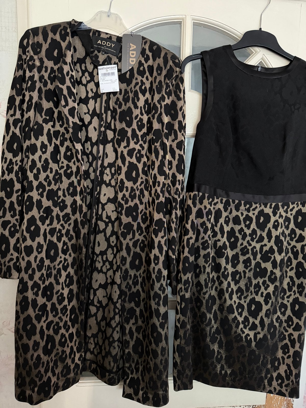 Addey van den Krommenacker set: jurk en lange jas maat 38, Kleding | Dames, Maat 38/40 (M), Nieuw, Ophalen of Verzenden, Goud