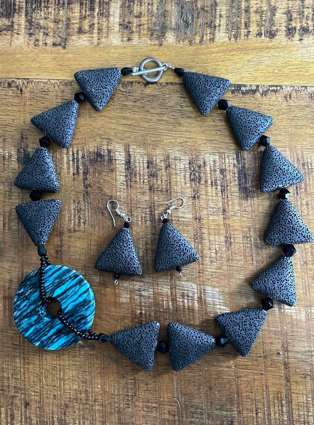 Zwart vulkaansteen ketting, Zwart, Nieuw, Ophalen of Verzenden, Steen of Mineraal