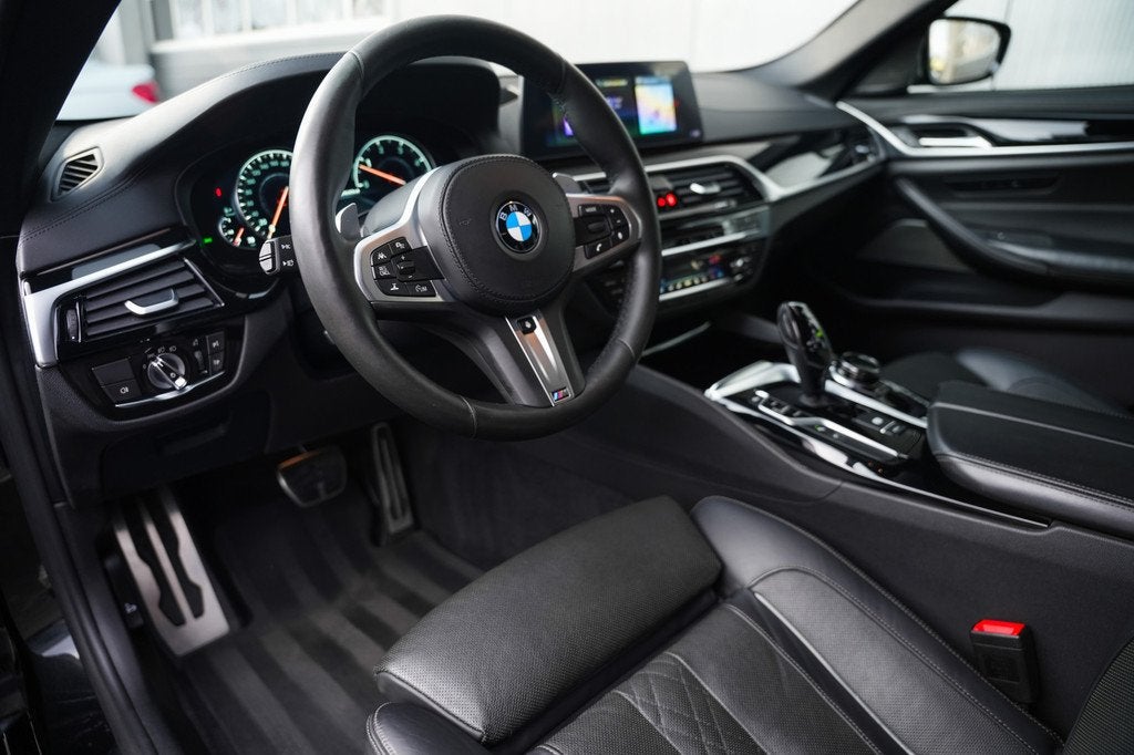 BMW 5 Serie Touring M550d 400pk xDrive High Executive M-Spor, Auto's, Automaat, Lichtsensor, 15 km/l, Gebruikt