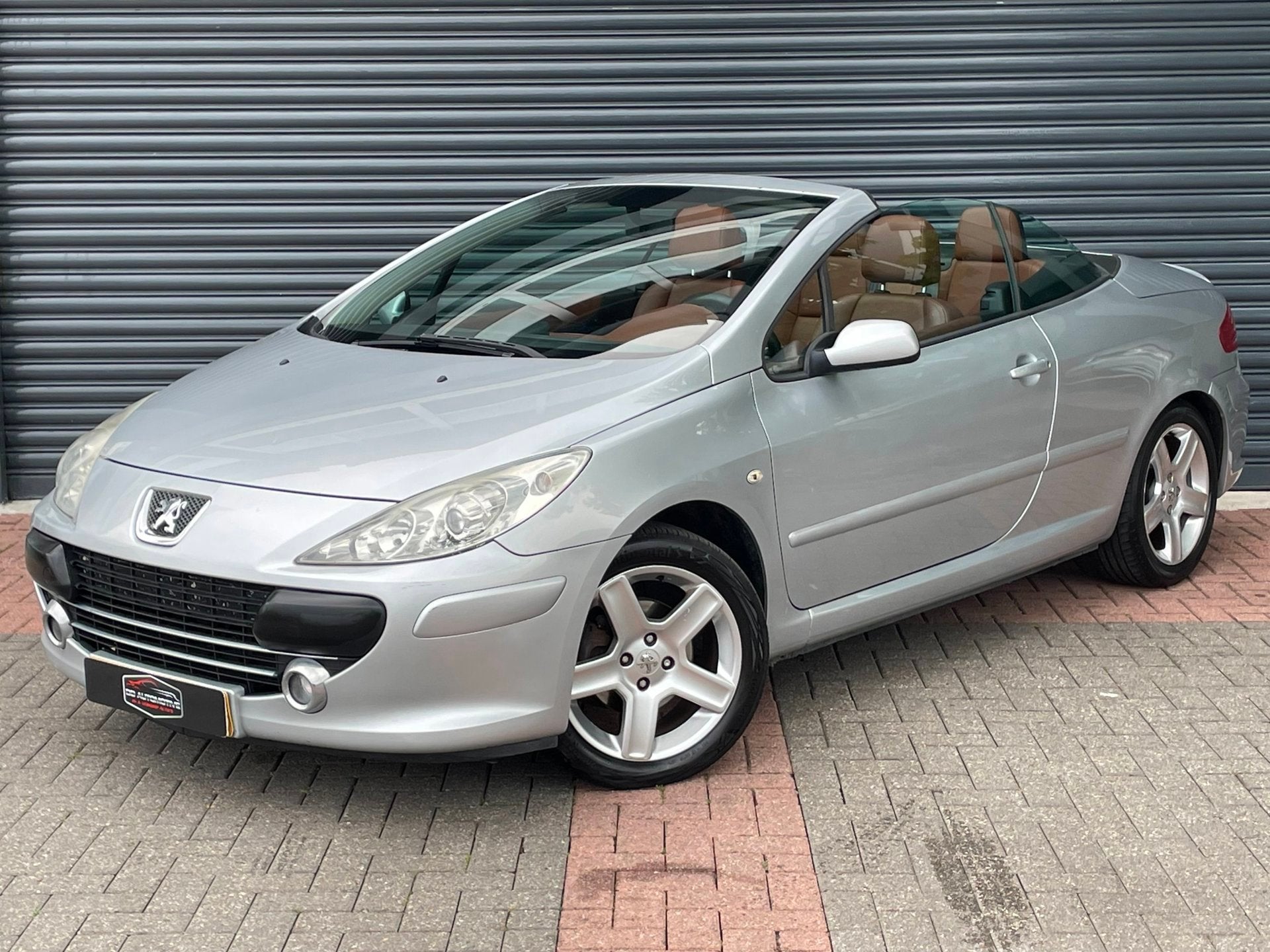 Peugeot 307 CC 2.0-16V Automaat | Pdc | Leder | Cruise | Cli, Auto's, Peugeot, Automatische klimaatregeling, Gebruikt, 4 cilinders