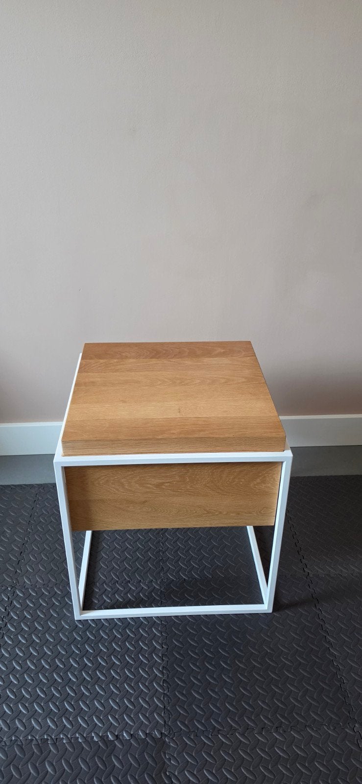 Ethnicraft Monolit eikenhouten bijzettafel met metalen frame, Huis en Inrichting, Minder dan 55 cm, Zo goed als nieuw, Hout, Ophalen