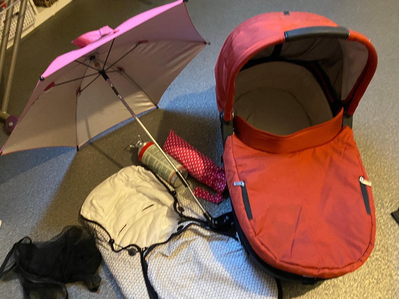 Baby Spullen Bundel: Paraplu, Voetenzak, Vliegennet, Wieg Mu, Gebruikt, Met reiswieg, Mutsy, Ophalen