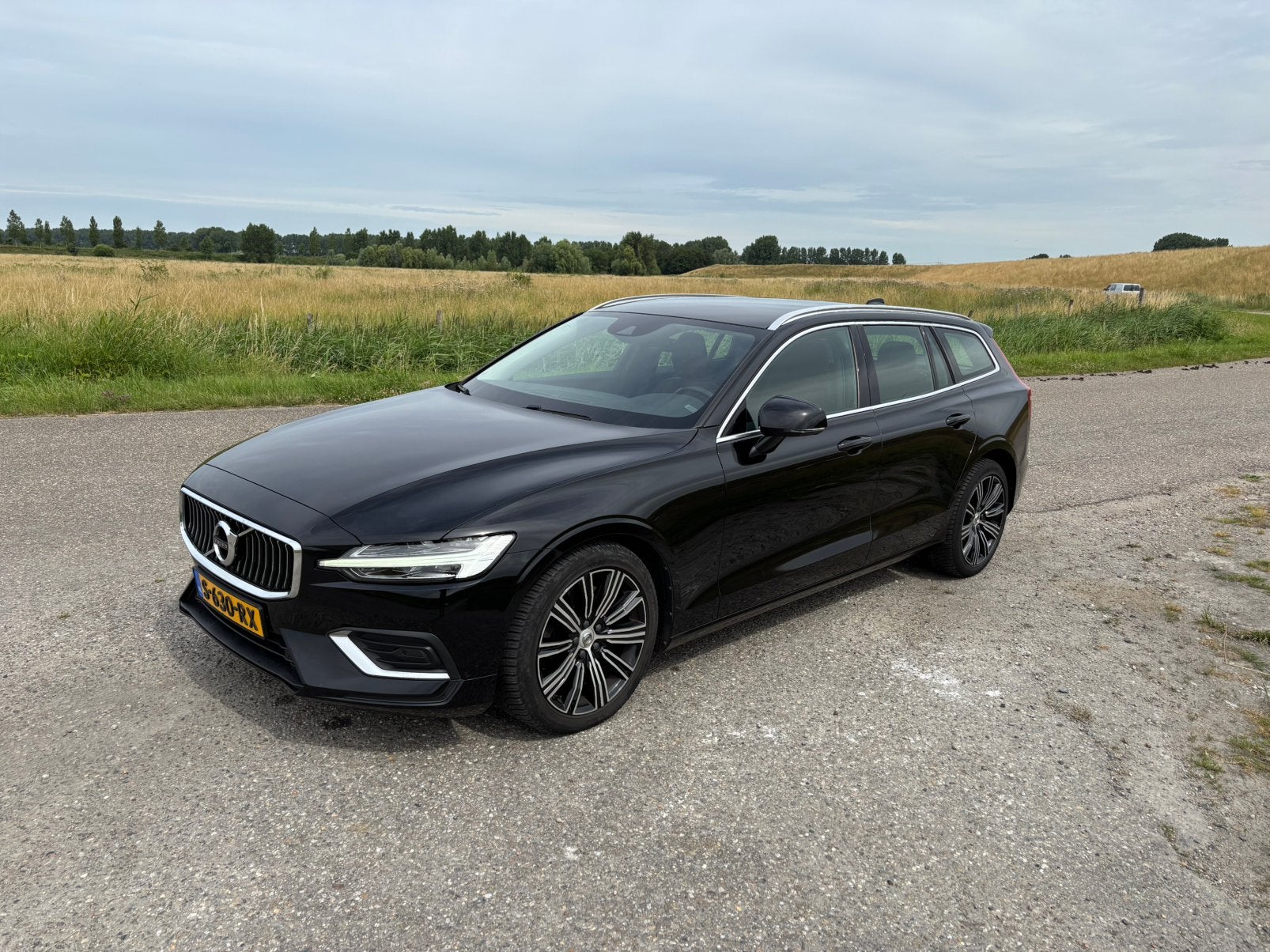 Volvo V60 T5 250pk Geartronic 2019 Zwart, Auto's, 15 km/l, 4 cilinders, 1969 cc, Zwart