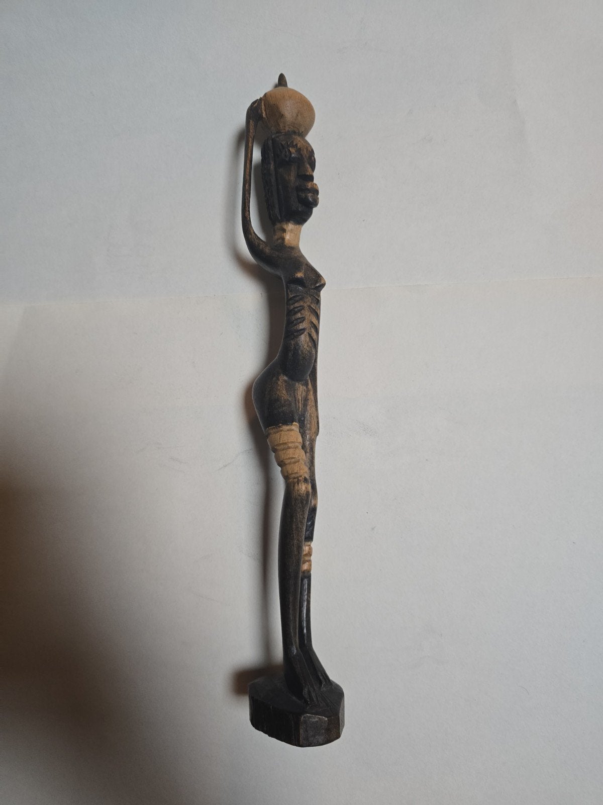 Handgesneden Afrikaans houten beeld – vrouw met kruik – 32cm, Ophalen of Verzenden