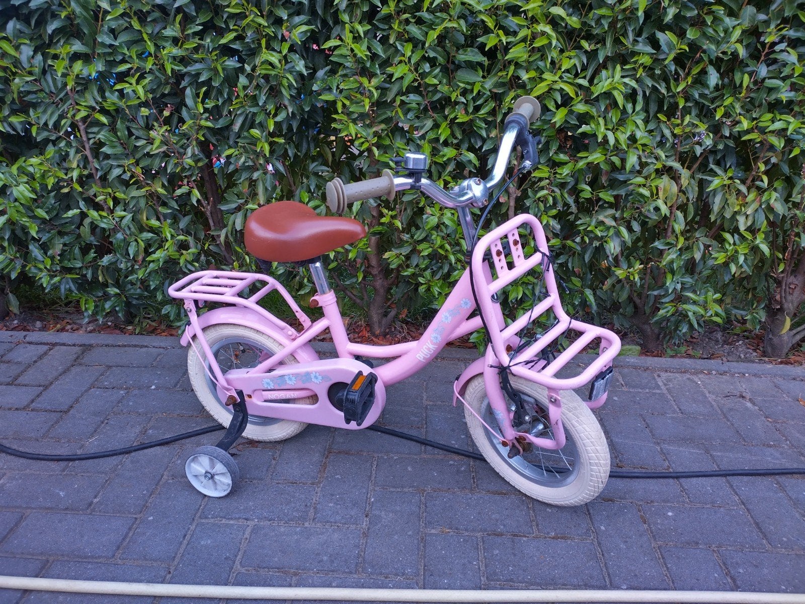 Roze kinderfietsje met zijwieltjes, Fietsen en Brommers, Fietsen | Kinderfietsjes, Ophalen, Terugtraprem, Zijwieltjes, Gebruikt