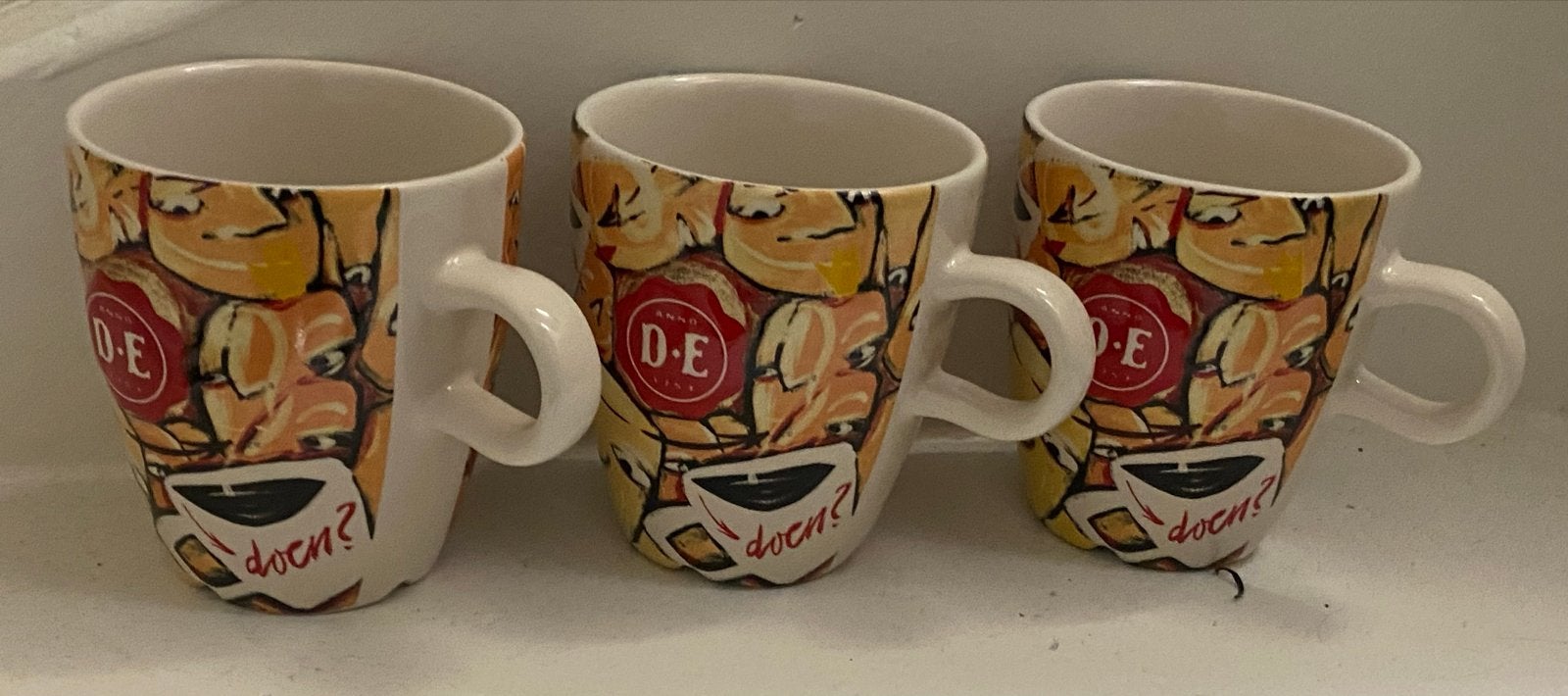 Drie vrolijke koffiekopjes van Douwe Egberts, Overige typen, Ophalen of Verzenden, Zo goed als nieuw, Steen/keramiek