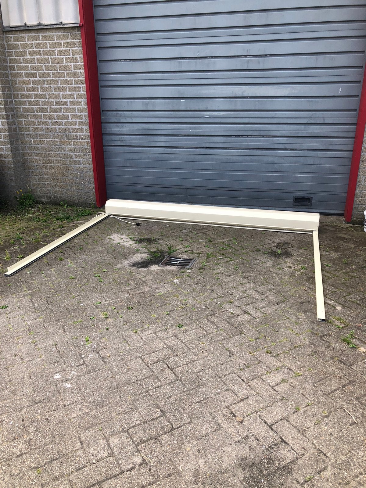 Rolluik electrisch gebruikt, Doe-het-zelf en Verbouw, Rolluiken, Ophalen, Gebruikt, 200 cm of meer, Crème of Beige