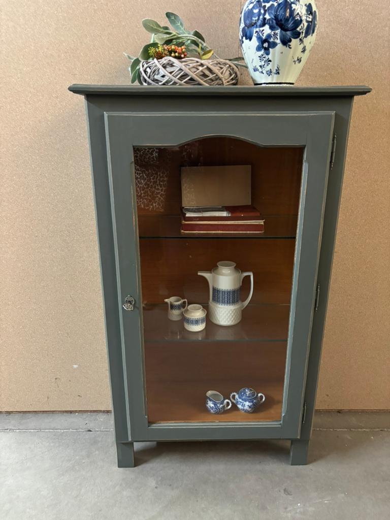 Vintage brocante vitrinekast / kast, Ophalen, Studio Larilo, Met deur(en), 100 tot 150 cm