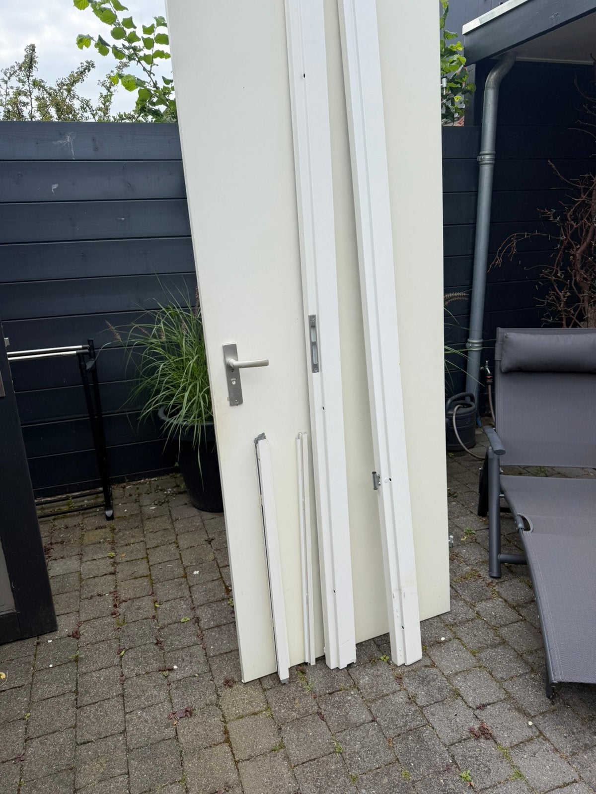 Stalen kozijn met deur opdek rechts draaiend, Doe-het-zelf en Verbouw, Kozijnen en Schuifpuien, Gebruikt, Deurkozijn, 150 tot 225 cm