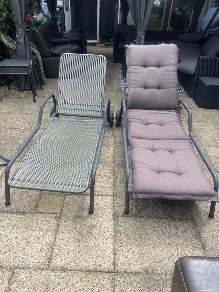 2 verstelbare metalen ligbedden met dikke  Madison kussens, Ophalen of Verzenden, Gebruikt, Metaal, Verstelbaar