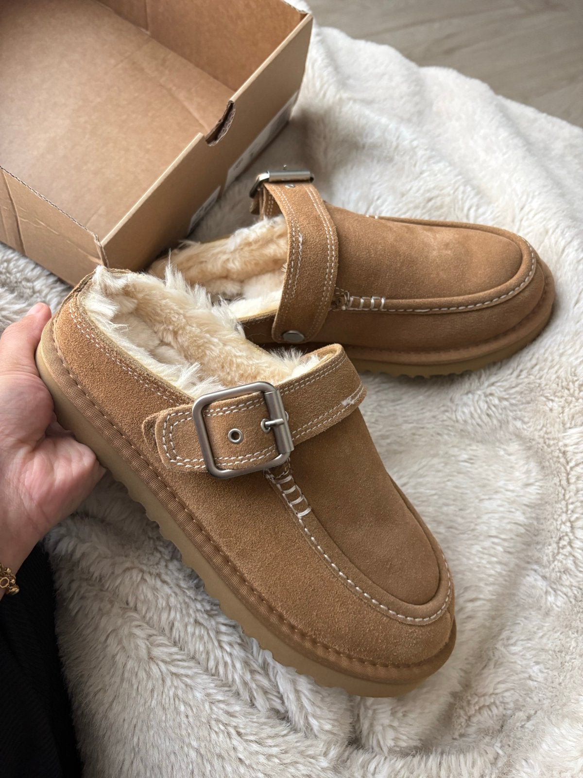 Nieuwe Uggs maat 40 (valt als 39) in doos, Ophalen of Verzenden, Nieuw, Bruin, Pantoffels of Sloffen