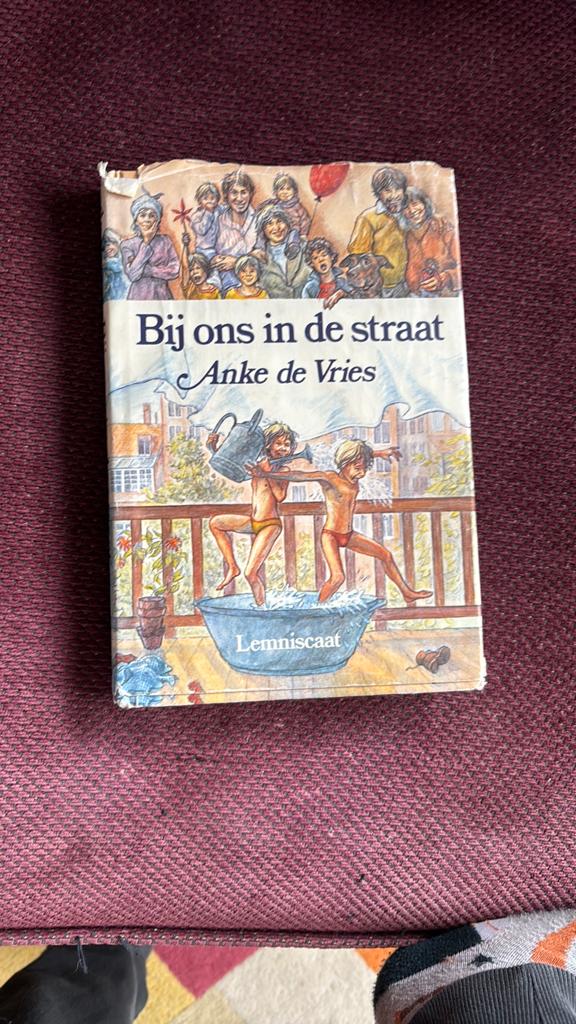 Bij ons in de straat - Anke de Vries (kinderboek), Ophalen of Verzenden, Gelezen, Fictie algemeen