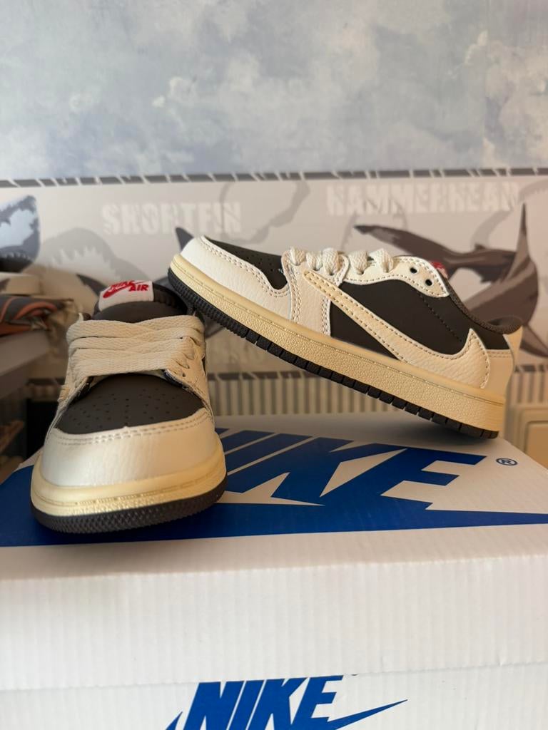 Jordan Travis Scott Reverse Mocha maat 30, Schoentjes, Jongetje of Meisje, Ophalen of Verzenden, Zo goed als nieuw