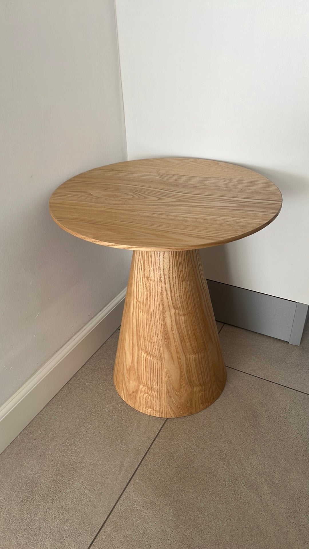 Kwantum cone bijzettafeltje, Huis en Inrichting, Minder dan 55 cm, Rond, Zo goed als nieuw, Ophalen