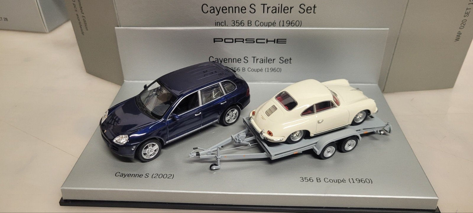Minichamps Porsche Cayenne S Trailer Set+ Porsche 356 B, Hobby en Vrije tijd, Modelauto's | 1:43, Ophalen of Verzenden, Zo goed als nieuw