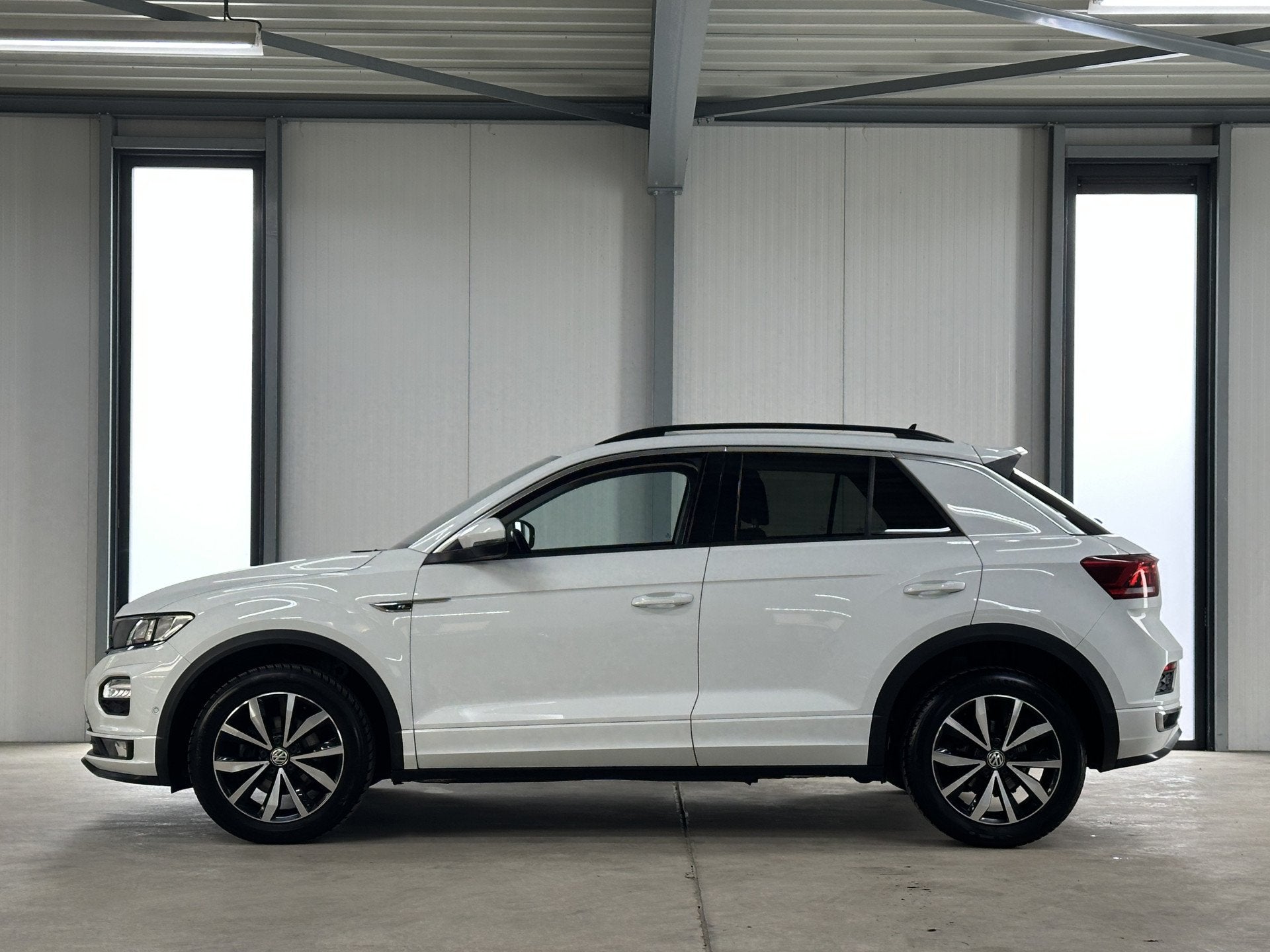 Volkswagen T-Roc 1.0 TSI R-line | Acc | Led | Trekhaak |, Auto's, Volkswagen, Voorwielaandrijving, 12 maanden, Stof, Gebruikt