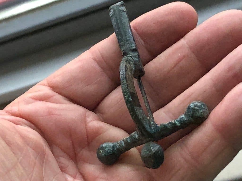 Bodemvondst Romeinse KRUISBOOG fibula mantelspeld 1800jr., Antiek en Kunst, Ophalen of Verzenden