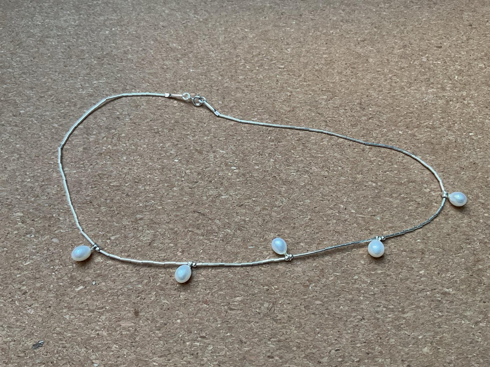 Klassieke parelketting met barokke zoetwaterparels, Overige materialen, Gebruikt, Wit, Ophalen of Verzenden