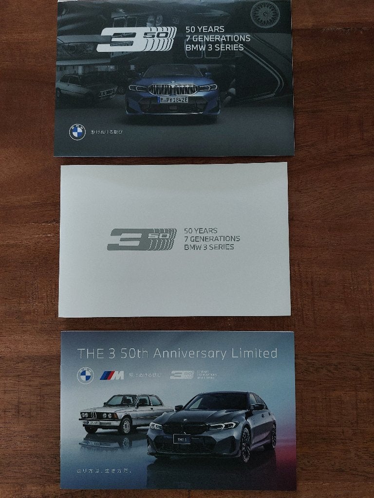 Japan Brochure BMW 50 Years 3 Series  E21 E30 E36 E46 E90, Boeken, Auto's | Folders en Tijdschriften, Verzenden, Zo goed als nieuw