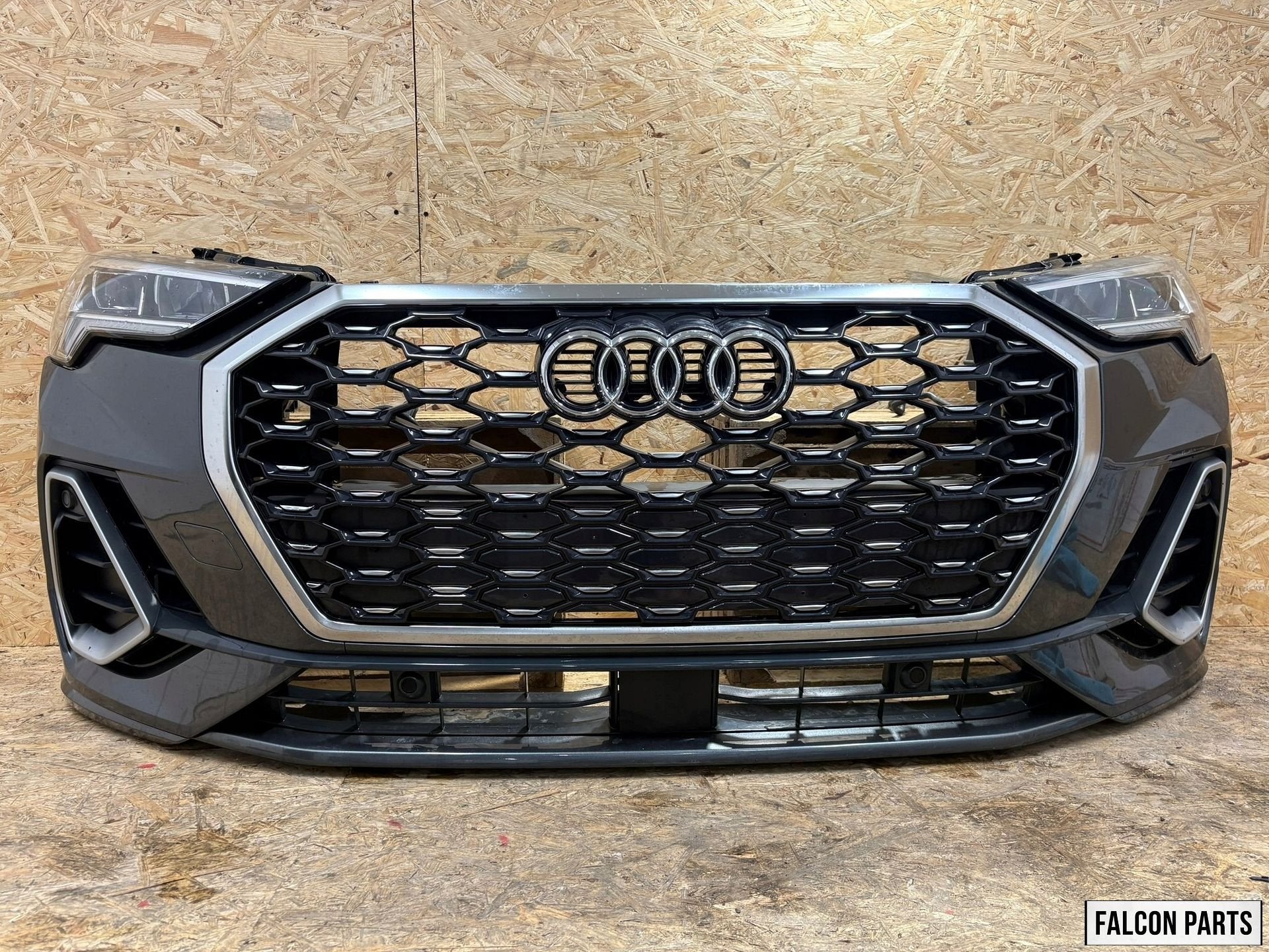 AUDI Q3 S-LINE HYBRID COMPLETE FRONT MET RADIATEUREN LAMPEN, Gebruikt, -, -, Bumper