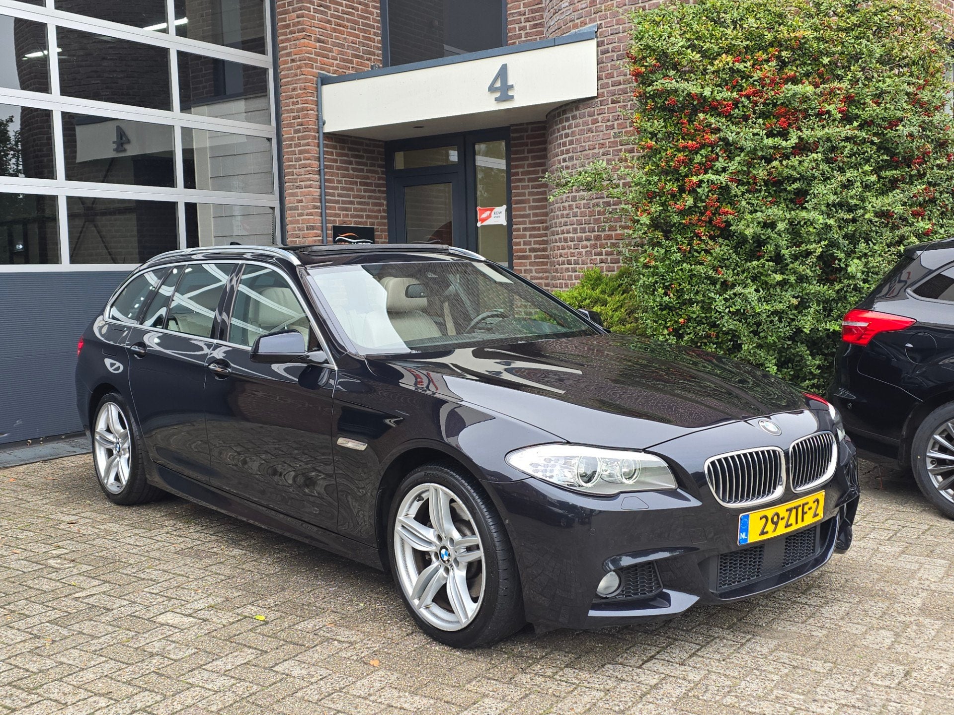 BMW 5-serie Touring 530xd Upgrade Edition M |Pano |Leer |Nap, Automaat, Euro 5, Gebruikt, 2993 cc
