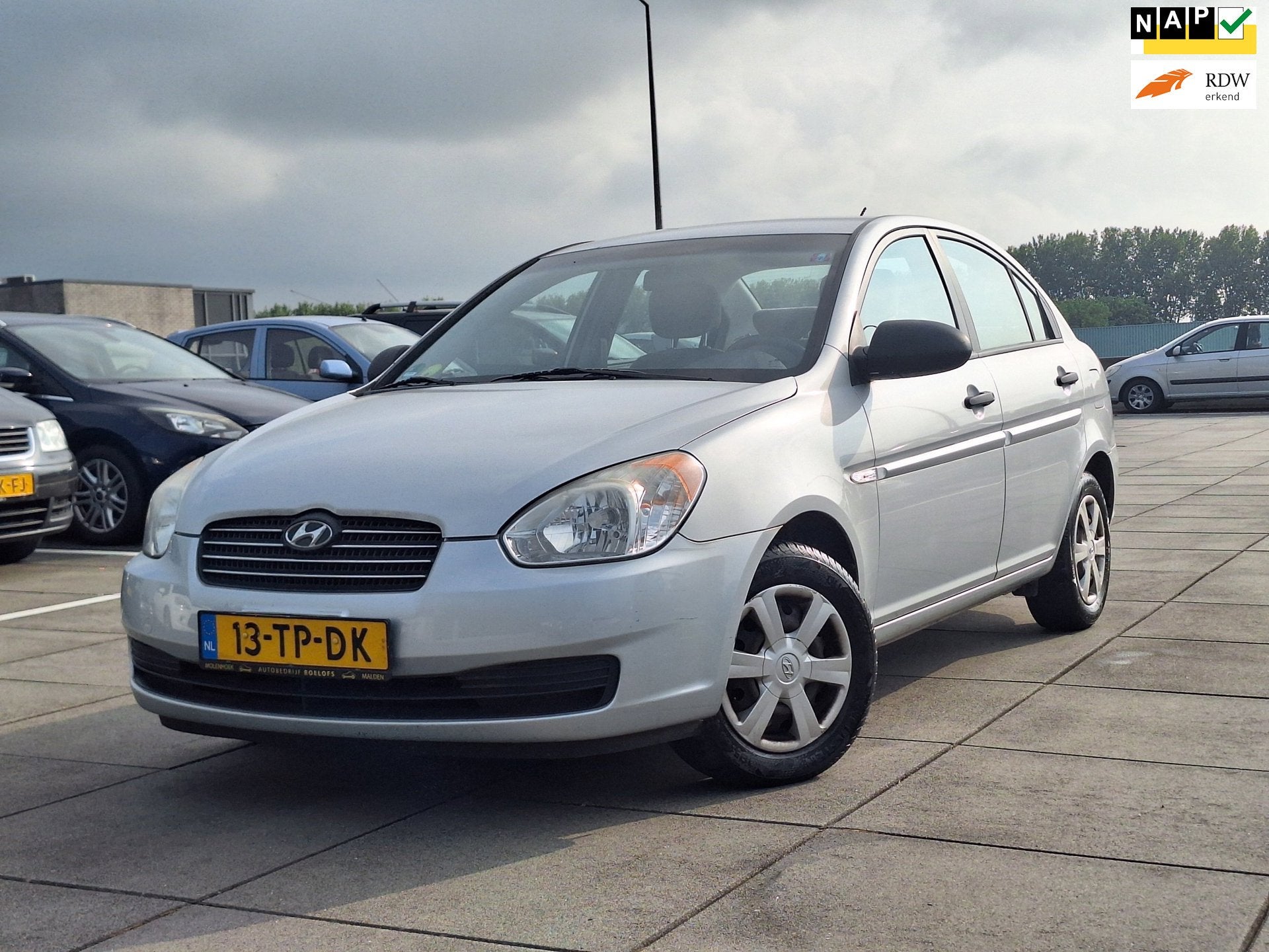 Hyundai Accent €2850,-1.4i Dynamic Aircondition Apk Nappas, Auto's, Hyundai, Voorwielaandrijving, 4 cilinders, Metallic lak, Origineel Nederlands