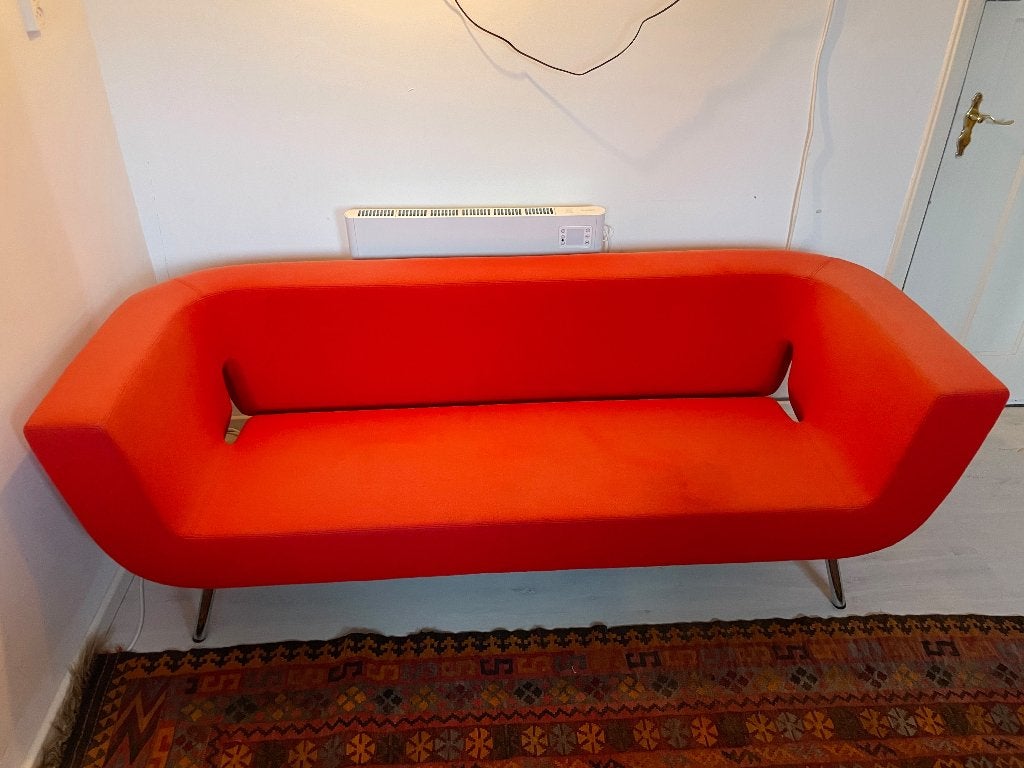 Artifort Bono bank – rood, 3-zits, chromen poten, Huis en Inrichting, Ophalen, Gebruikt, Driepersoons, 75 tot 100 cm