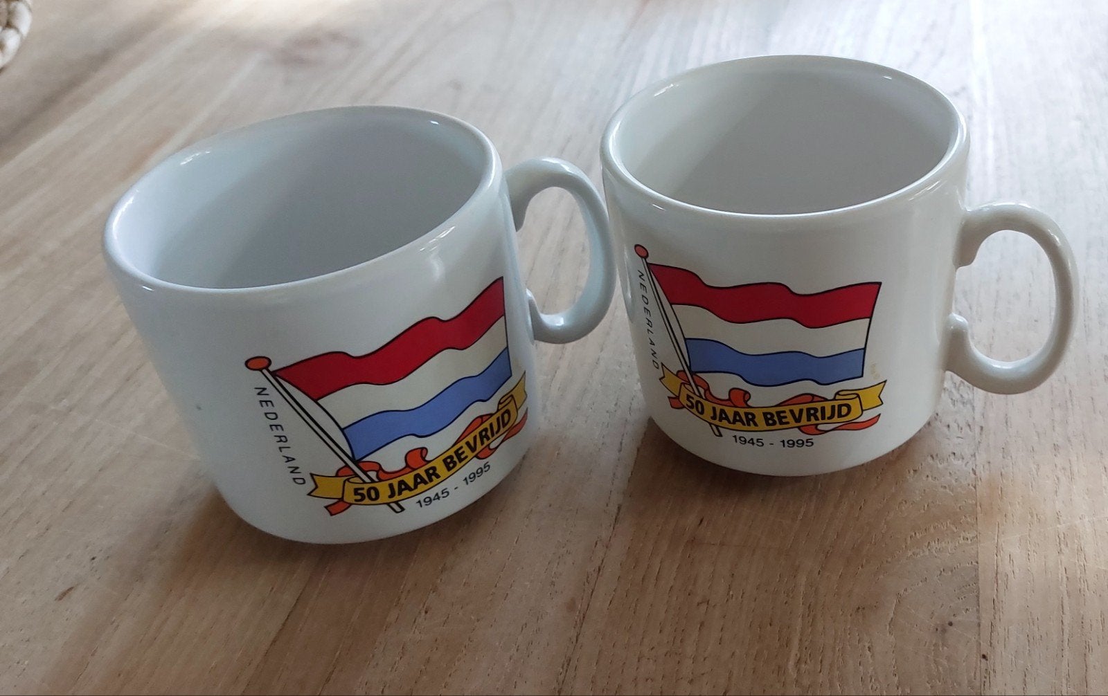 2 Mokken '50 Jaar Bevrijd' Nederland 1945-1995, Gebruikt, Overige merken, Keramiek, Vintage
